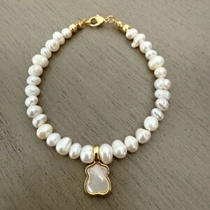 Lustrous Pearl Bracelet with Gold Charm